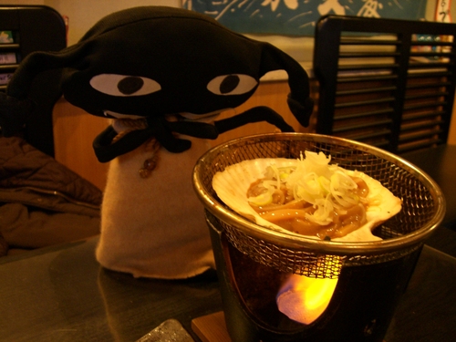 はじめての塩辛焼きを観察するオレ